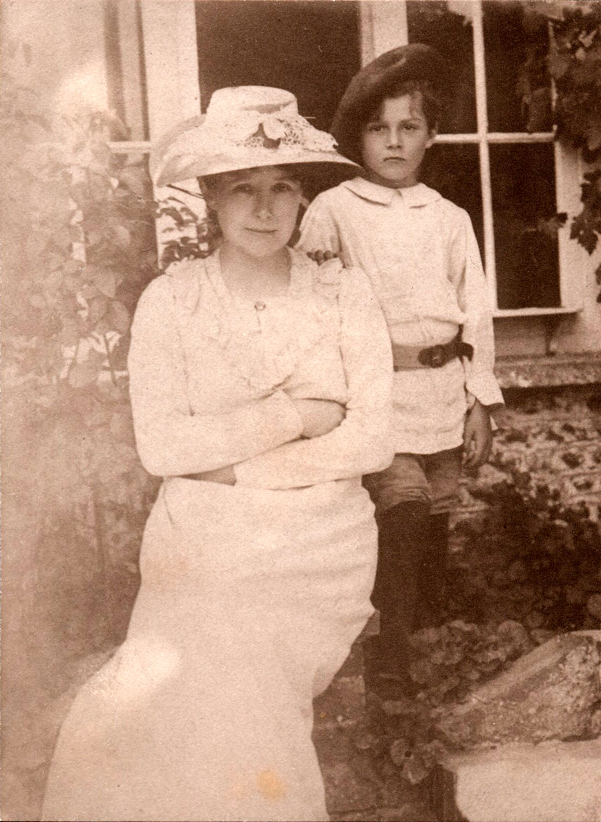 Sylvia Llewelyn Davies and her son George (Сильвия Дэвис с сыном Джорджем), July 1901