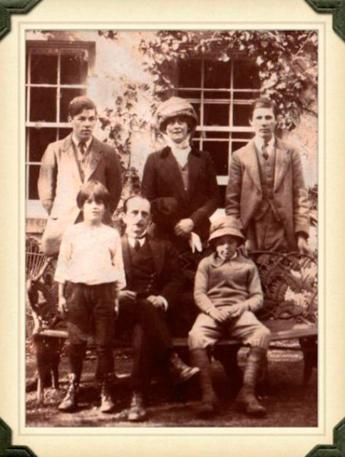 Llewelyn Davies family and J.M. Barrie (Семейство Дэвис и Дж.М. Барри)