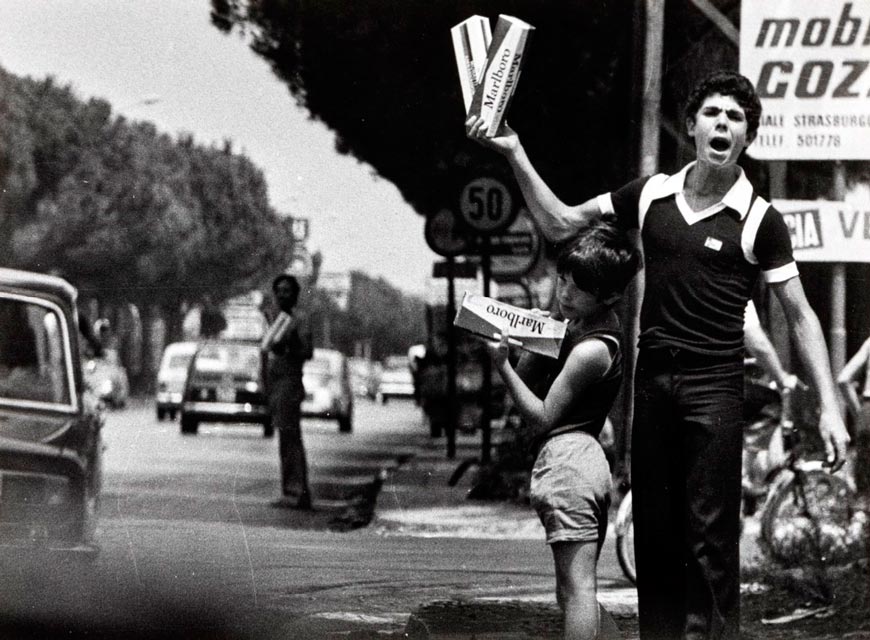 Anche i bambini lavorano nel contrabbando di sigarette (Даже дети занимаются контрабандой сигарет), 1970-1980s