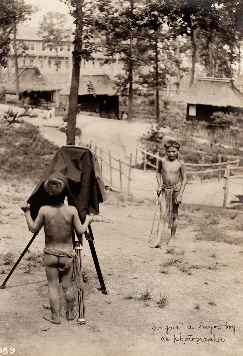 Singwa, a Suyoc Igorrote boy as photographer in the Philippine Reservation of the Department of Anthropology (Сингва, мальчик из племени суйок игороте в качестве фотографа в отделении антропологии Филиппинской резервации), 1904