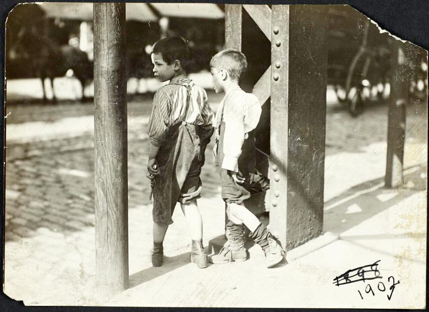 Boys Beside Street Girder (Мальчики рядом с уличной мачтой), 1910s