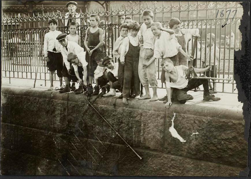 Boys Against Iron Fence (Мальчики у железной изгороди), 1910s