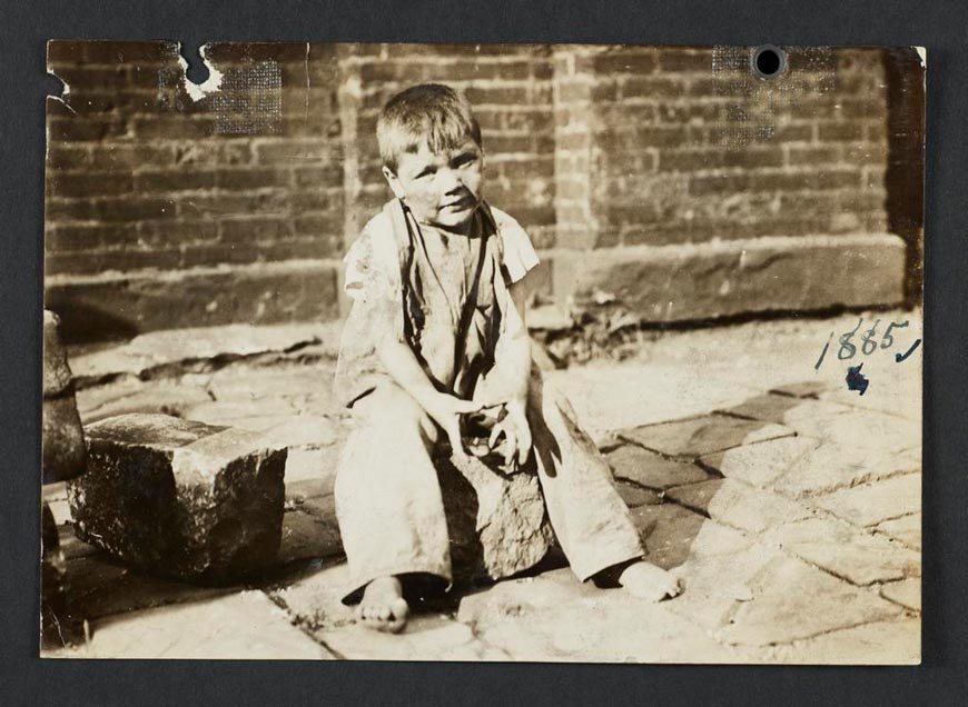 Boy Sitting on Paving Stone (Мальчик, сидящий на камне мостовой), 1910s