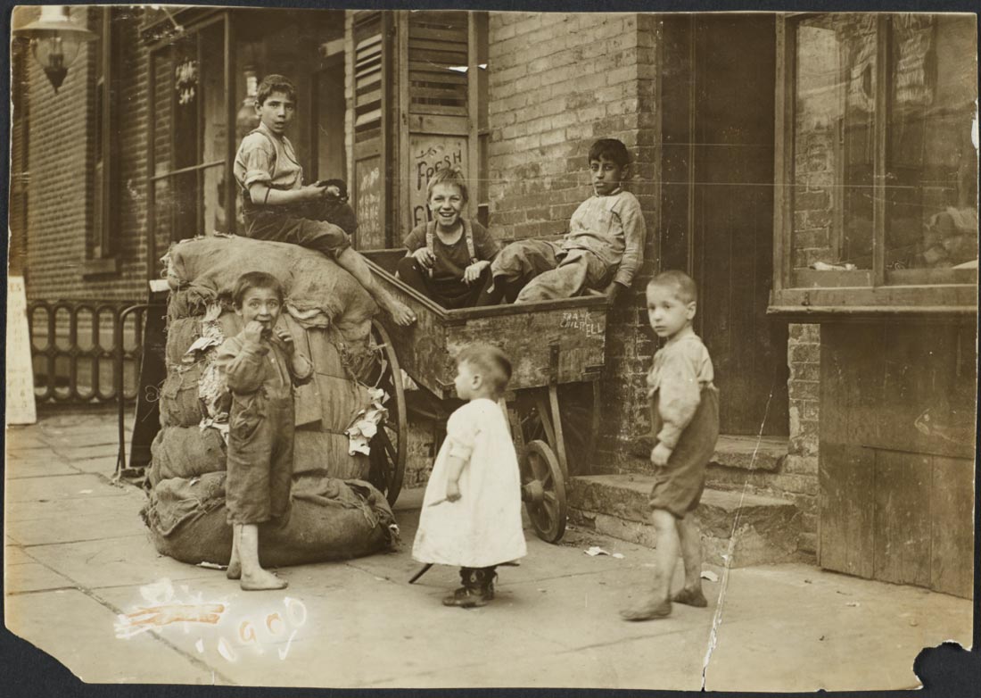 Children with Burlap Sacks and Wheelbarrow (Дети с мешками и тачкой), 1910s