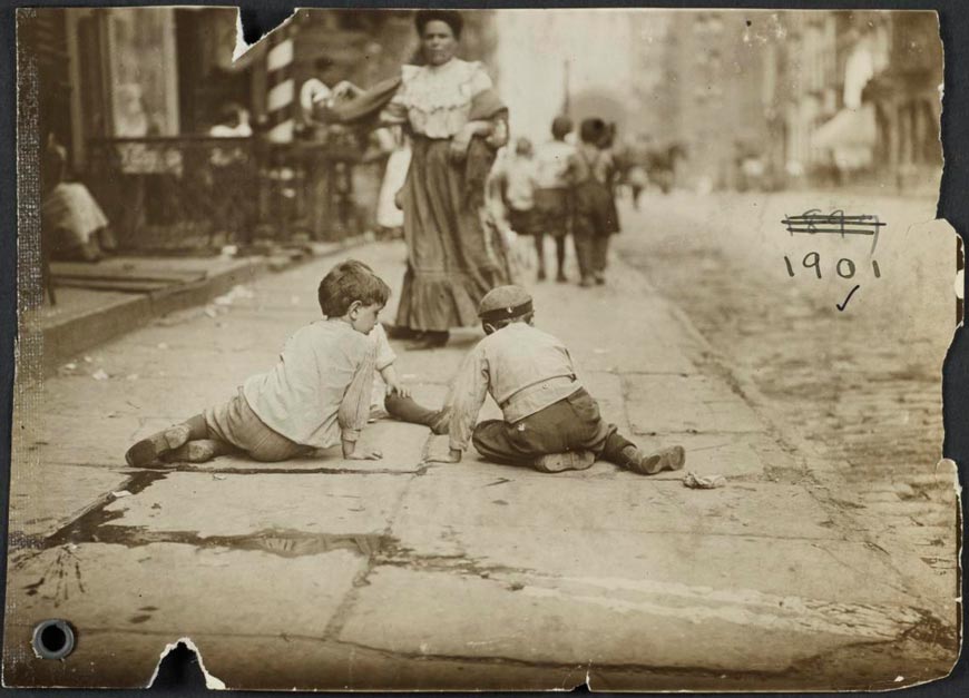 Children on Pavement, Backs to Camera (Дети на тротуаре, камера сзади), 1910s