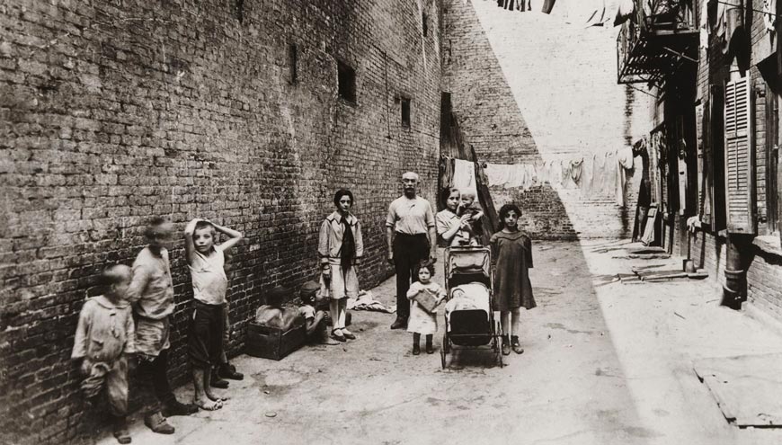 Family in Airshaft (Семья в вентиляционной шахте), c.1915