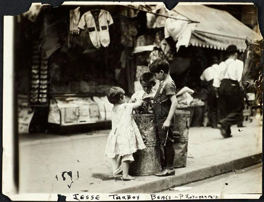 Children Playing in Garbage Can (Дети играют в мусорном баке), c.1918