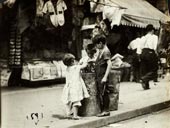 Дети играют в мусорном баке