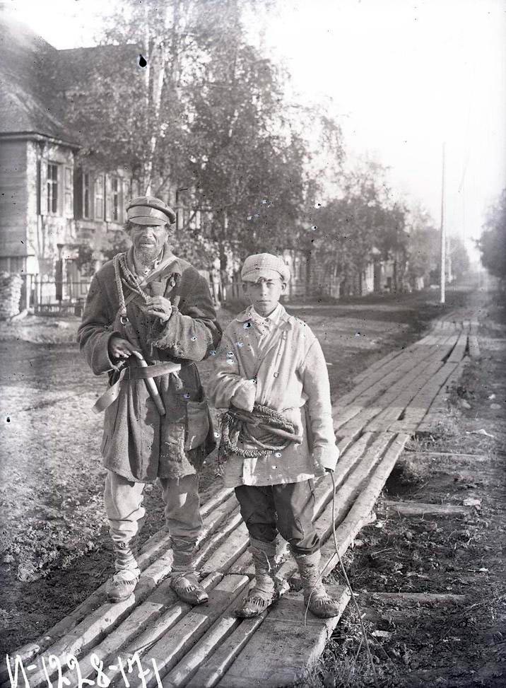 Пастух с подпаском на главной улице села (A shepherd with a shepherd boy on the main street of the village), 1925