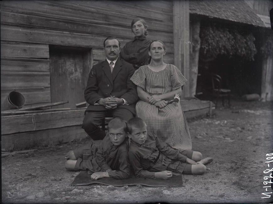 Портрет семьи (Family portrait), 1925