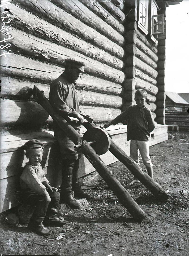 Крестьянин, точащий топор на наждачном колесе (Peasant grinding an ax on an emery wheel), 1927