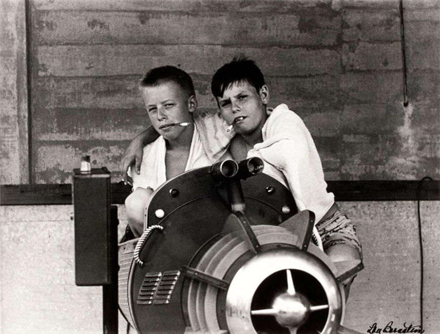 Boys on Aeroplane Ride (Мальчики на атракционе Аэроплан), 1959