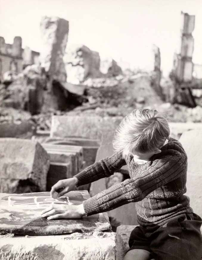 Boy drawing in the ruins (Мальчик, рисующий в руинах), 1946