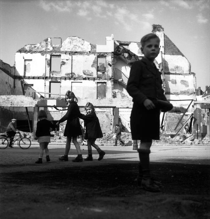 Children playing in the streets of the ruined city (Дети, играющие на улицах разрушенного города), 1946