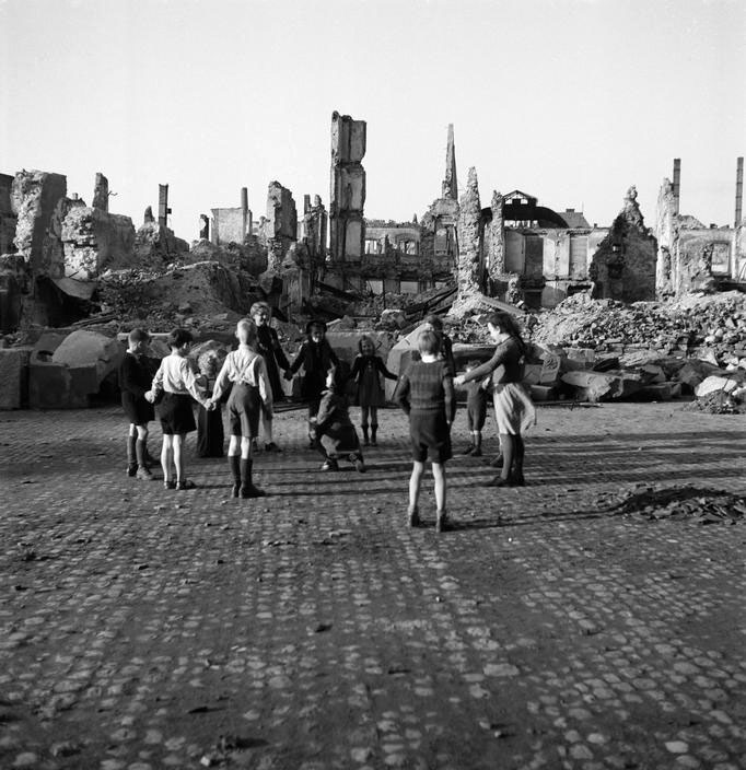 Children play amongst the ruinss (Дети, играющие среди руин), 1945