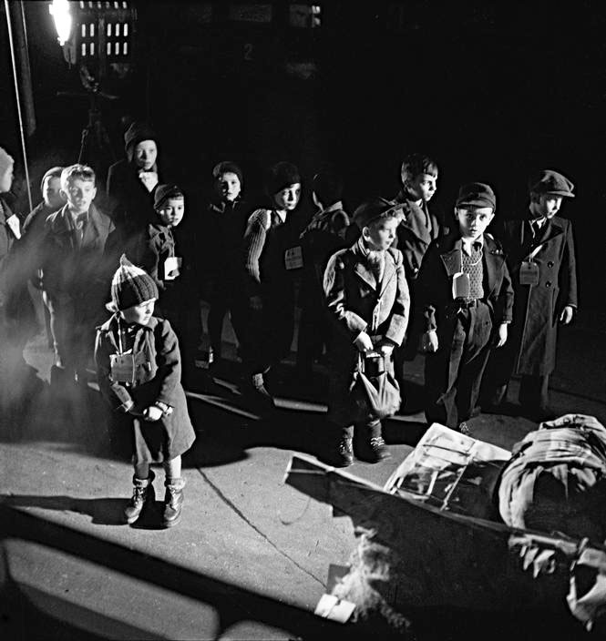 Children at a train station, waiting to be taken to Switzerland (Дети на ж/д вокзале, ожидающие отправки в Швейцарию), 1946