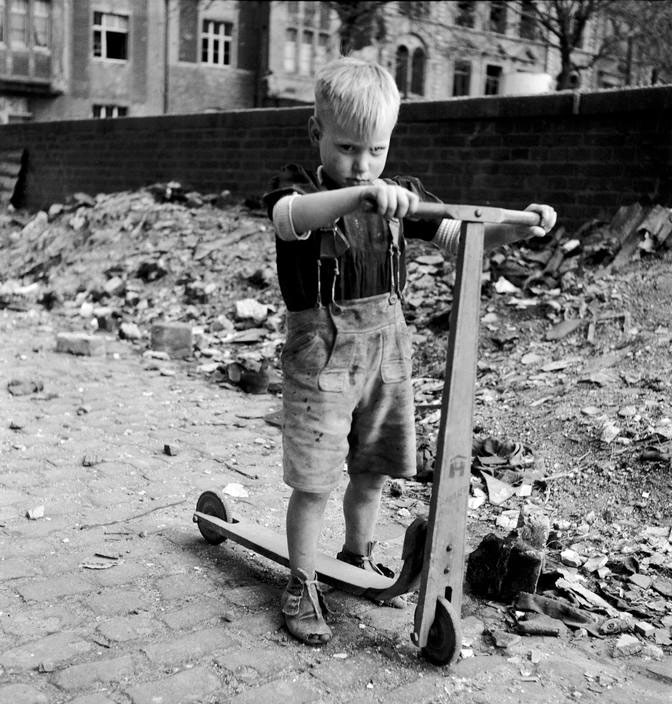 Boy playing amongst the ruins (Мальчик, играющий среди руин), 1946