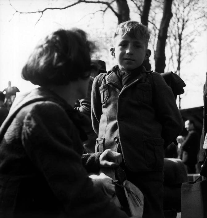 Gathering of displaced persons awaiting relocation (Сбор перемещенных лиц, ожидающих переселения), 1946