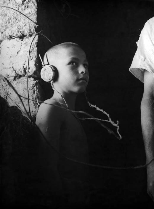 Child listening to Radio Budapest, on a self-made radio receiver (Ребёнок слушает Радио Будапешт на самодельном приёмнике), 1947