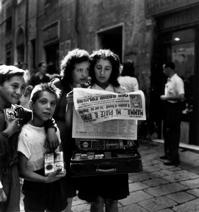 Reading the newspaper 'Mamma...mi piace il ritmo'(Читающие газету 'Мама, мне нравится ритм'), 1946