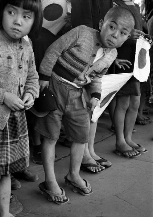 Children waiting for the arrival of Emperor HIROHITO (Дети ожидают прибытия императора Хирохито), 1951