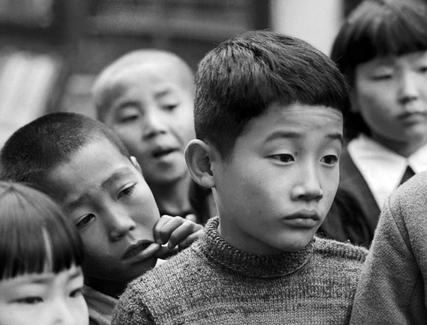 Children watching a puppet show (Дети смотрят кукольное шоу), 1951