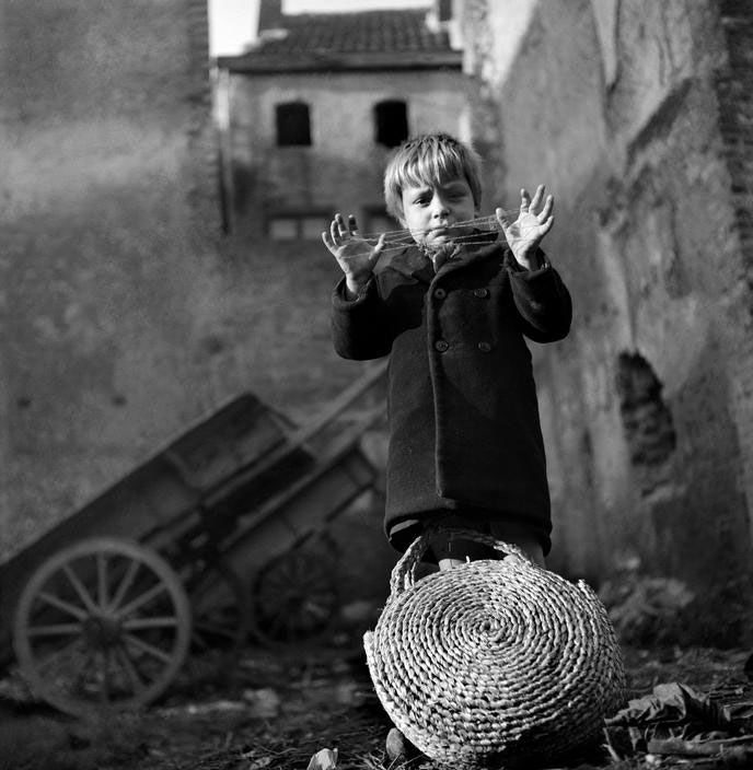 Playing criss cross (Играя в крисс-кросс), 1945