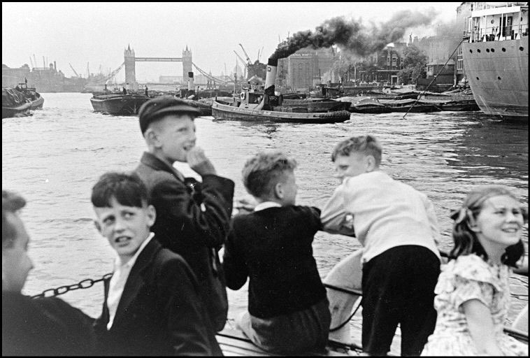 In the background, The Tower Bridge (На заднем плане Тауэрский мост), 1950