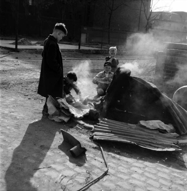 Children making a fire with scraps found in the ruined city (Дети разжигают огонь среди обрывков, найденных в руинах), 1946