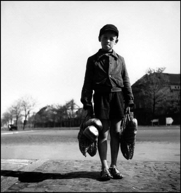 Small boy coming back with the bread ration (Маленький мальчик, возвращающийся с хлебным пайком), 1946