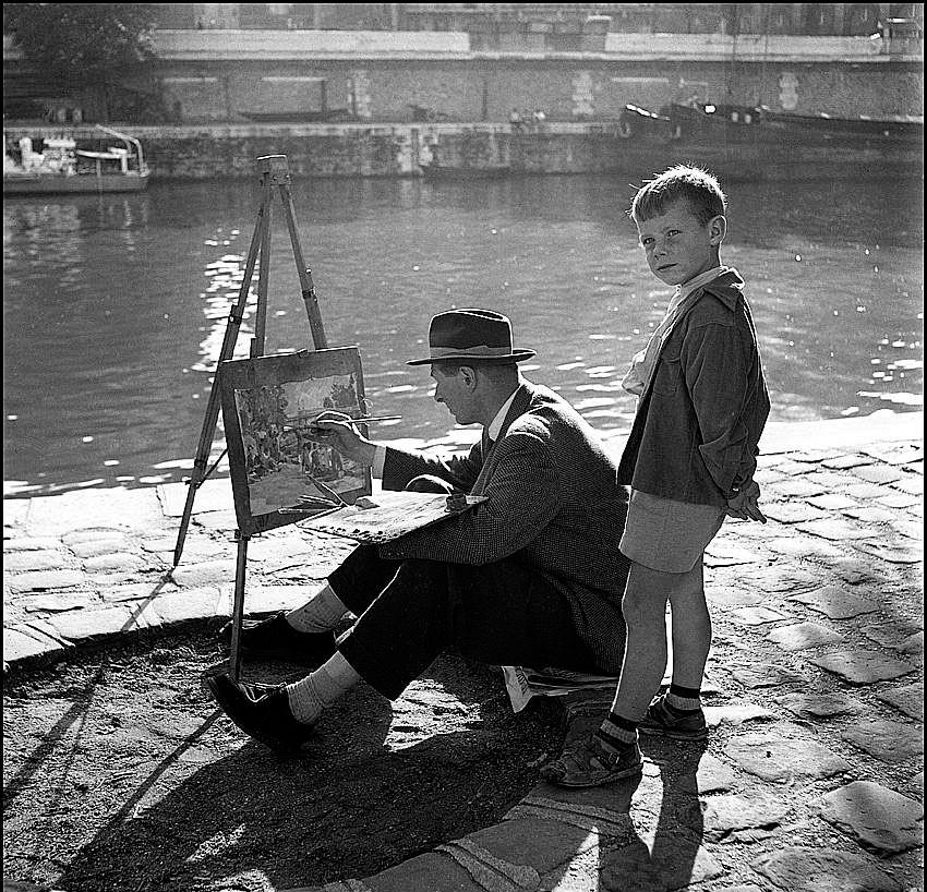 Petit garcon regardant avec attention un peintre travailler au bord de Seine (Мальчик, внимательно наблюдающий за художником, работающим на берегу Сены), 1956