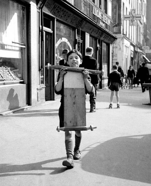 Un enfant portant un skateboard (Ребенок со скейтбордом), 1957