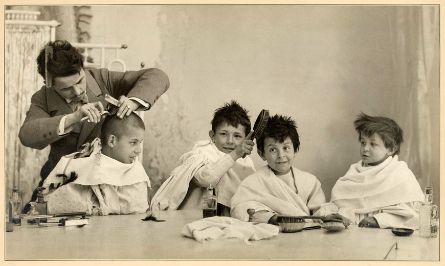 Chez le coiffeur /dans l'atelier du photographe/ (У парикмахера /в студии фотографа/), 1898