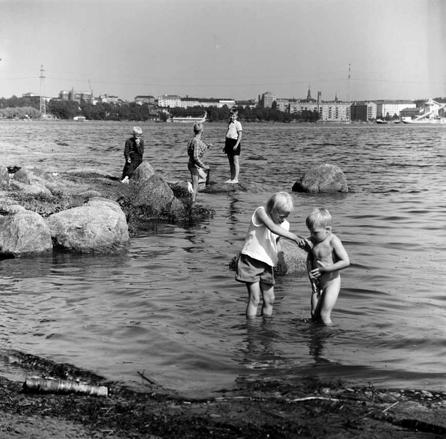 Lapsia Seurasaaren rannassa (Дети на берегу Сеурасаари), 1960