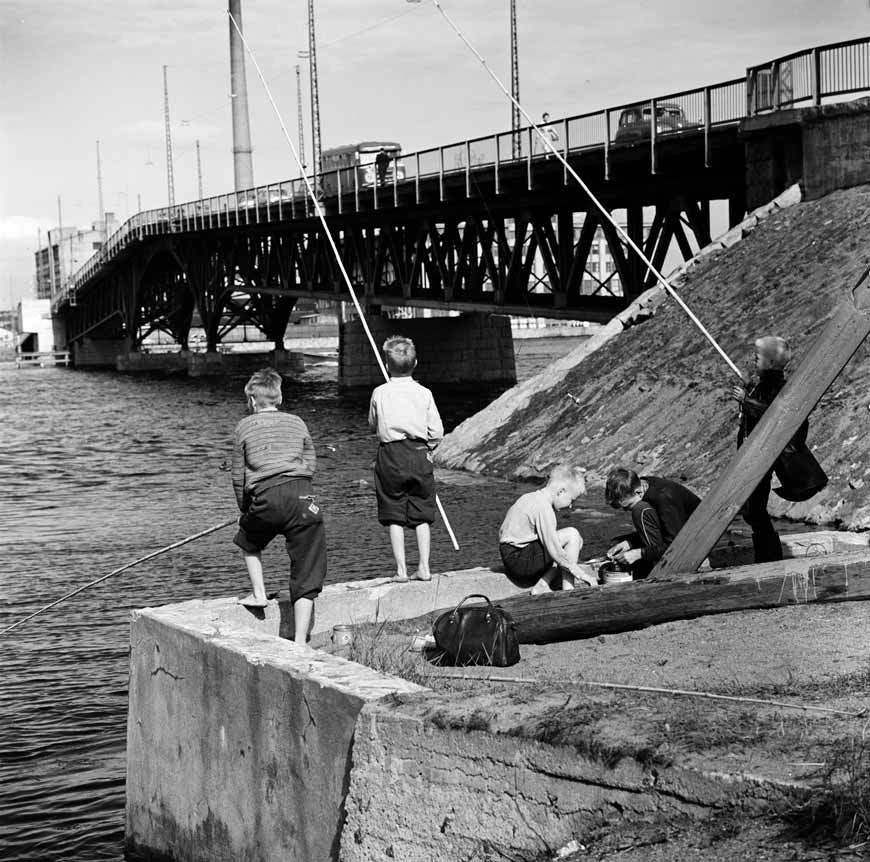 Lapset ongella Lauttasaaren sillan korvassa (Дети у моста Лауттасаари), 1960