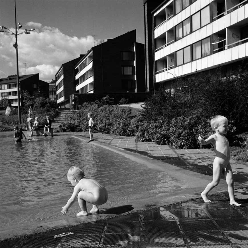 Lapsia vesialtaalla pihalla Etelä-Haagassa (Дети у бассейна во дворе в районе Южной Гааги), 1969