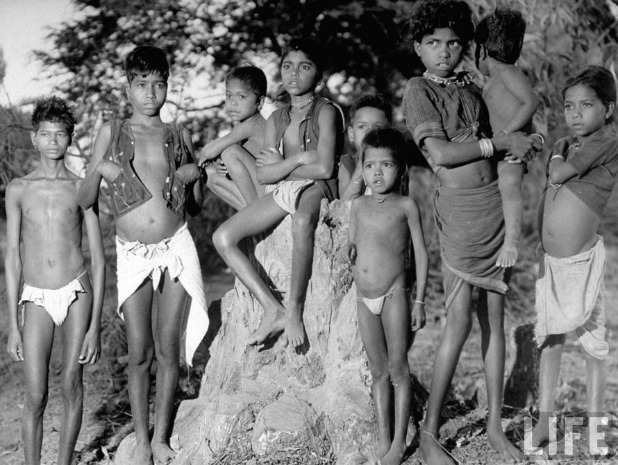 Indian aborigines children, posing near home in their village (Индийские дети позируют у своего дома в деревне), 1946