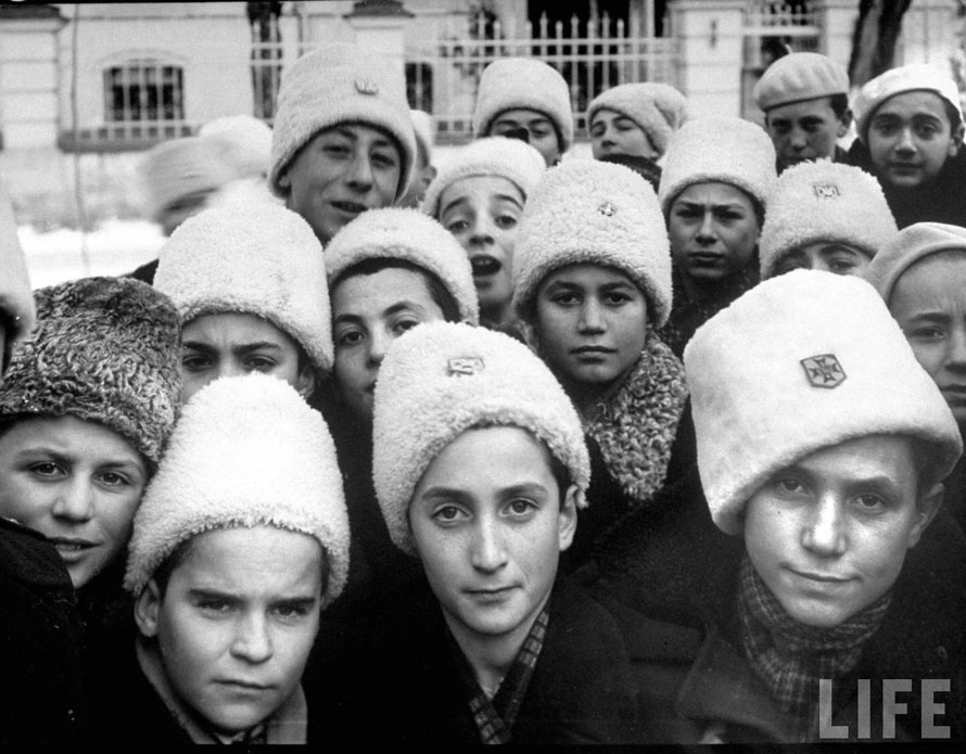 Rumanian boys posing together on the grounds of a school (Румынские мальчики сообща позируют во дворе школы), Feb.1942