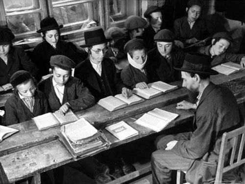 Young Jewish Czech Boys Studying under the Instruction of Isidor Weiss at Talmud School (Юные чешские еврейские мальчики изучают Талмуд под руководством Исидора Вейса)