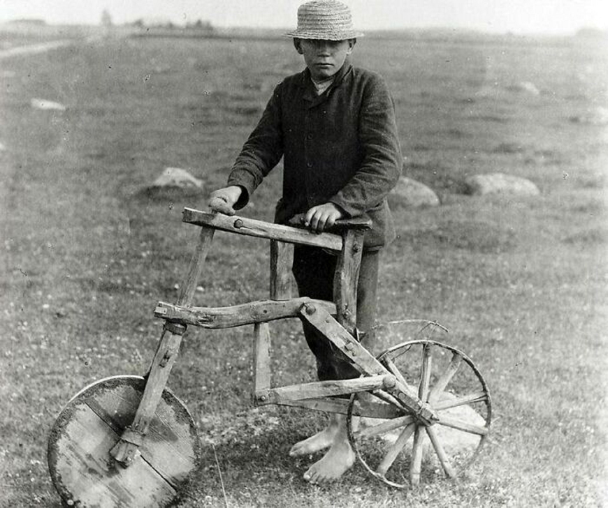 A cyclist on a wooden bicycle of his own making (Велосипедист на деревянном велосипеде собственного изготовления), 1912