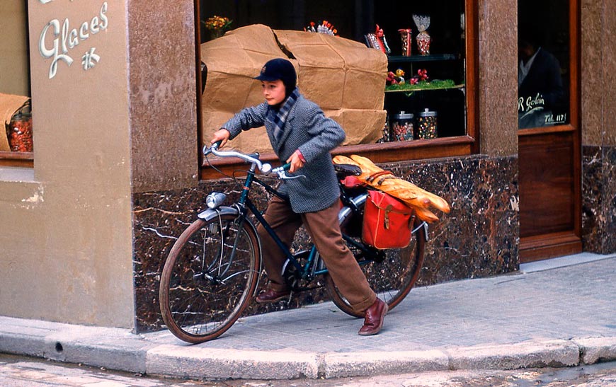 Boy with French bread tied to back of his bicycle (Мальчик с французским хлебом, привязанным к задней части его велосипеда), 1955