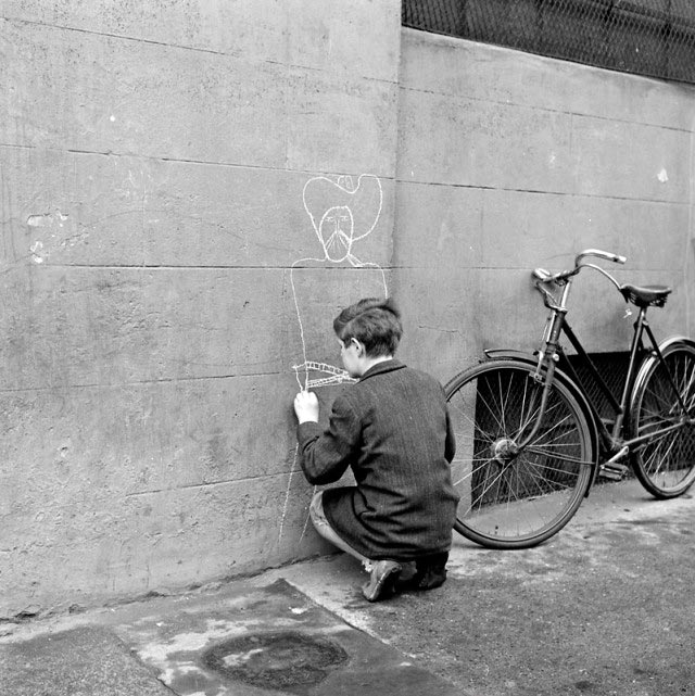 Boy drawing a cowboy on a wall at Essex Street (Мальчик, рисующий ковбоя на стене Эссекс-стрит), 1953