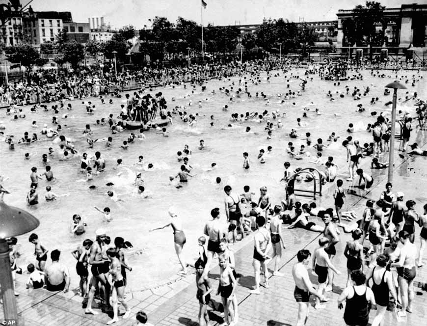 New swimming pools at 112th Street and First Avenue (Новый бассейн на углу 112-стрит и 1-й Авеню), 1938