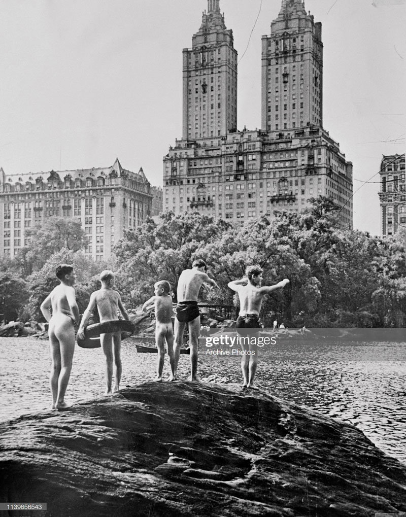 Boys swimming in the reservoir in Central Park (Мальчики, купающиеся в водохранилище Центрального парка), c.1955