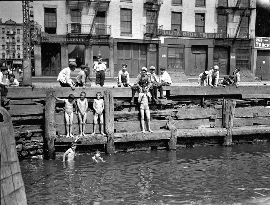 Lower East Side kids swimming in the East River (Дети Нижнего Ист-Сайда, купающиеся в Ист-Ривер), c.1900