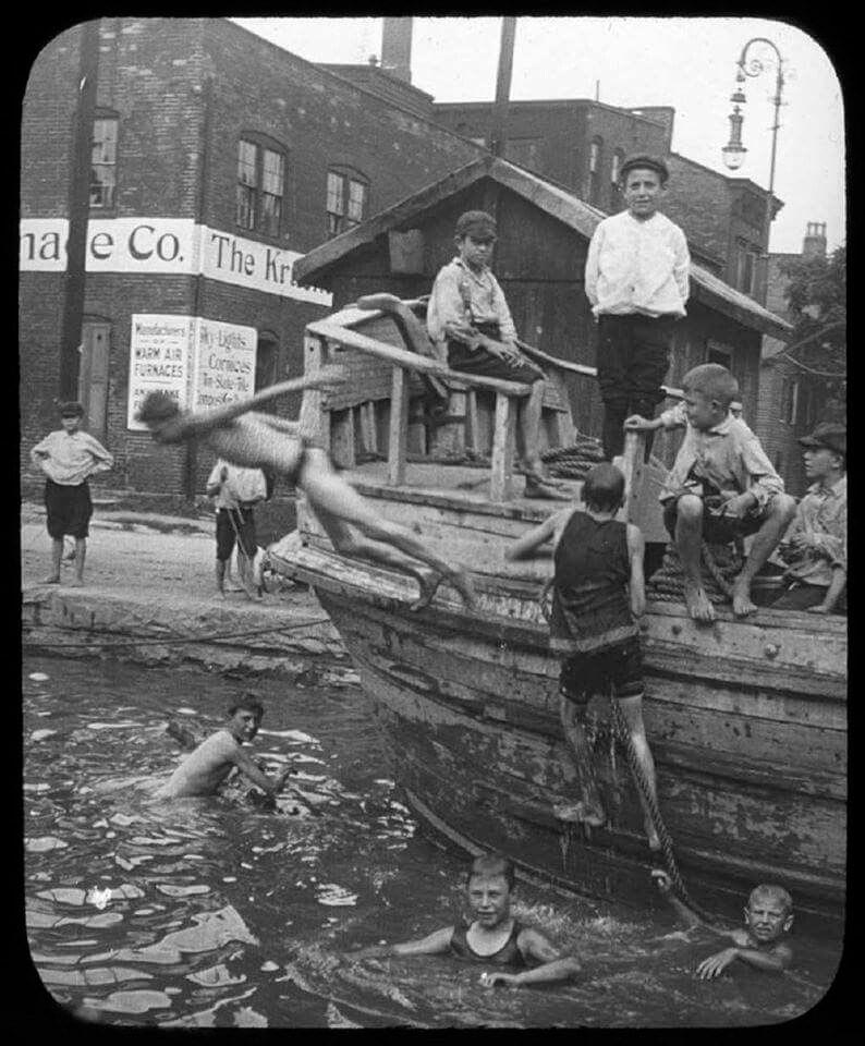 Swimming in the Miami & Erie Canal (Купание в канале Майами-Эри),  c.1900