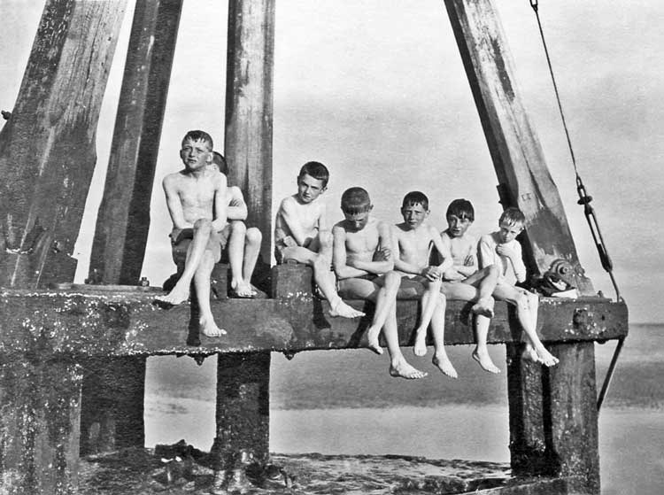 Boys on buoy (Мальчишки на бакене), c.1910