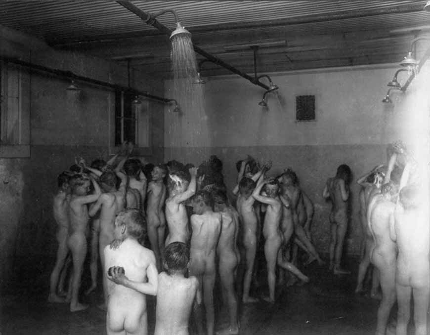 Large group of boys taking shower (Большая группа мальчиков, принимающих душ), 1910-1920