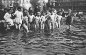 Children bathing / Купающиеся дети