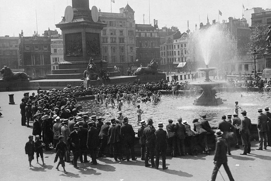 London children bathing at the foot of Nelson's Column (Лондонские дети, купающиеся у подножия Колонны Нельсона), August 1919